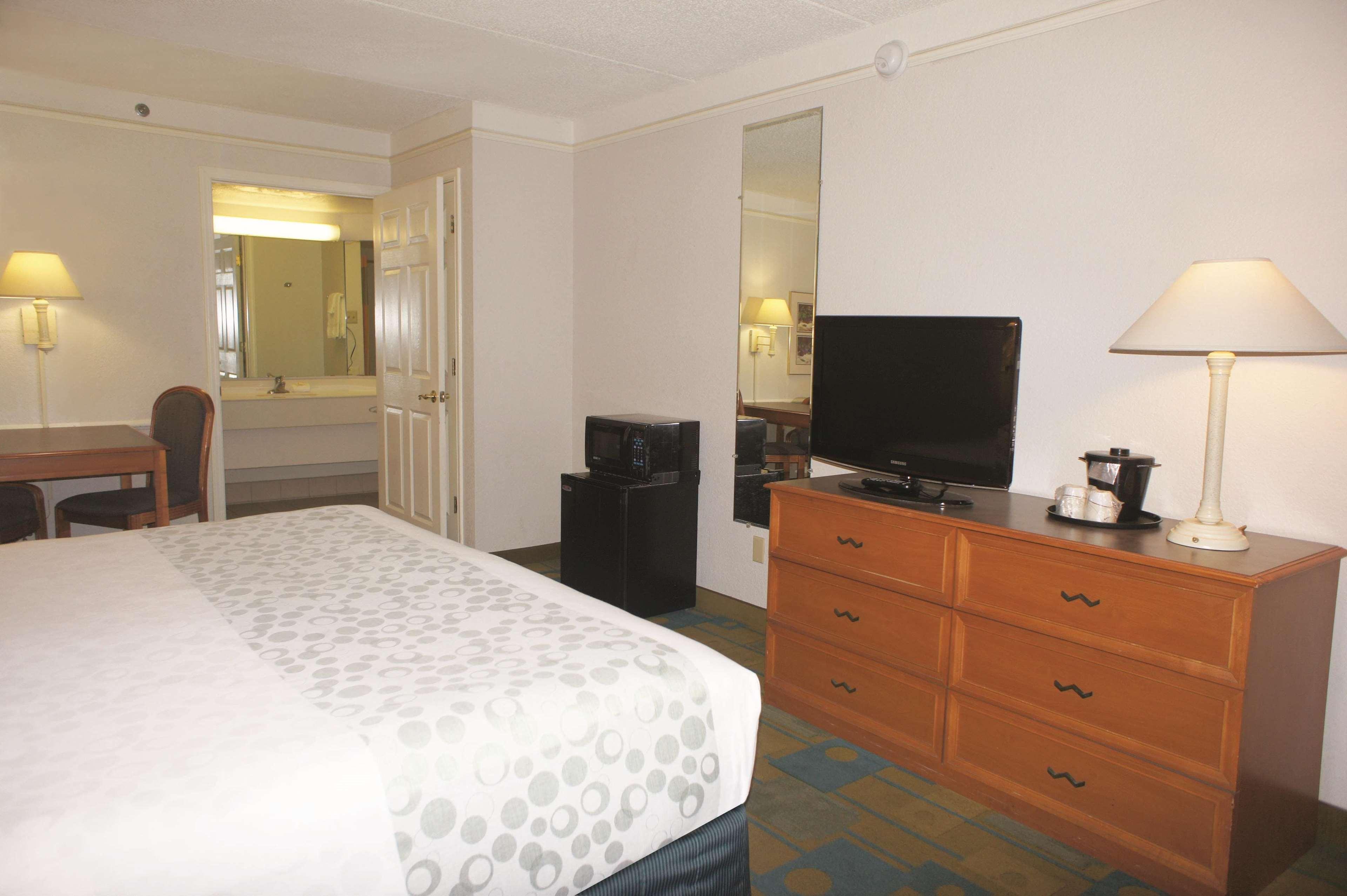 Days Inn By Wyndham San Diego Vista Luaran gambar