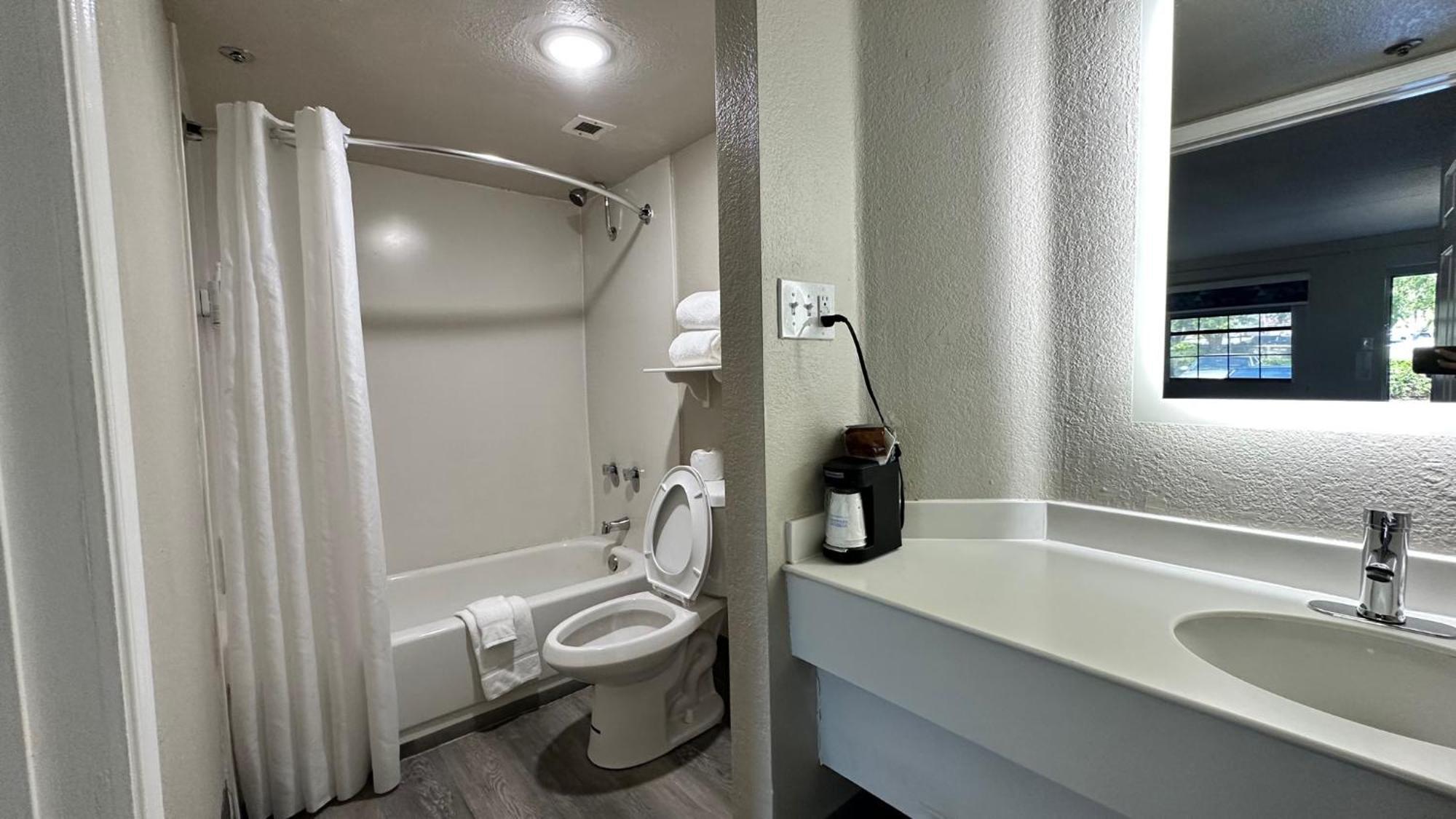Days Inn By Wyndham San Diego Vista Luaran gambar