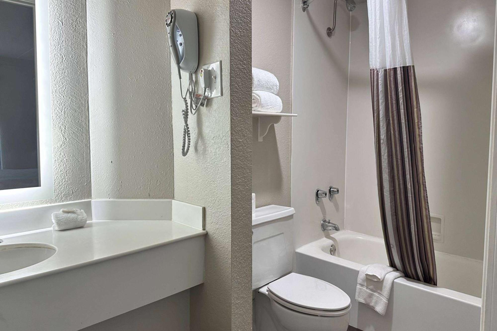 Days Inn By Wyndham San Diego Vista Luaran gambar