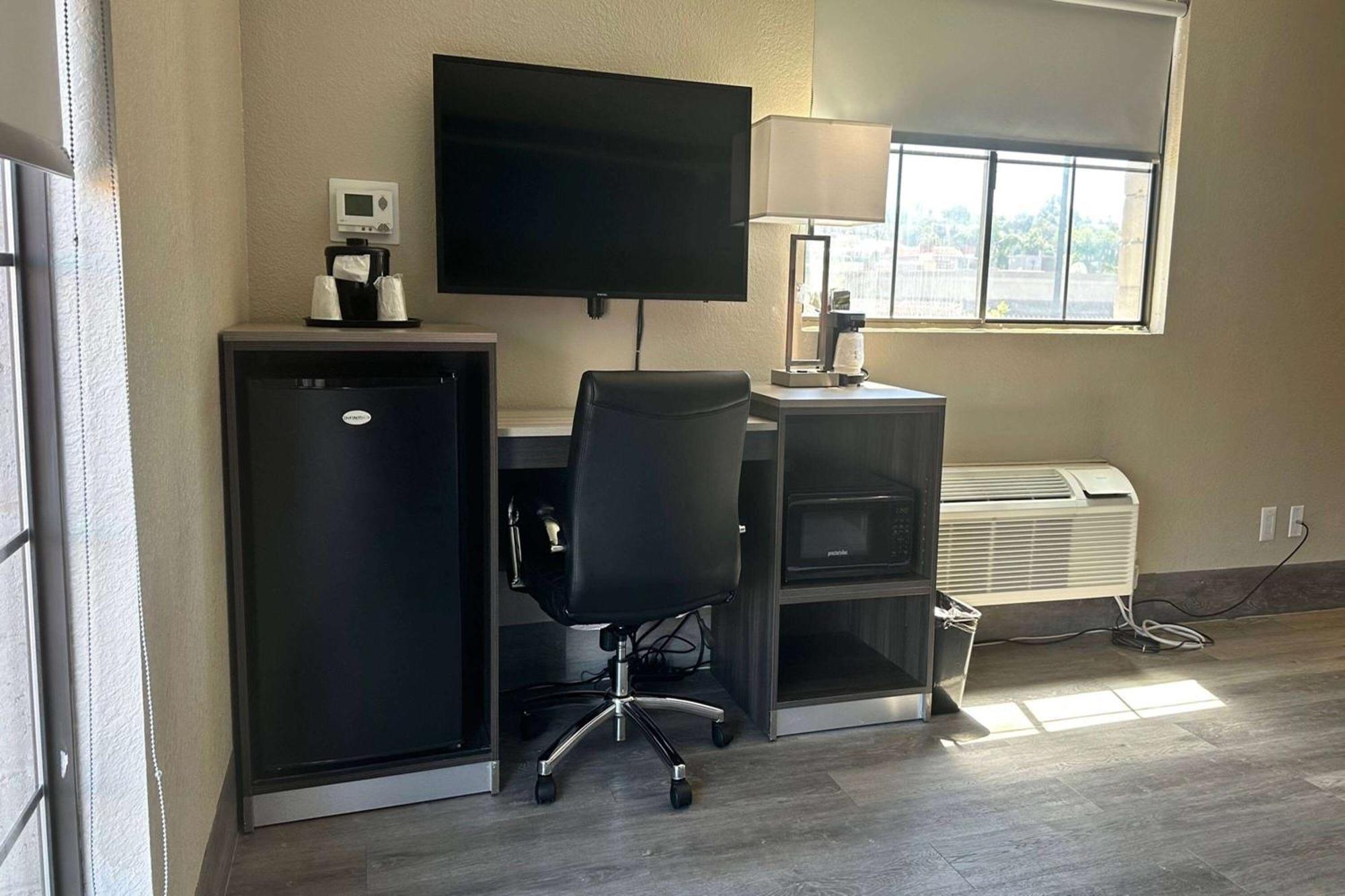 Days Inn By Wyndham San Diego Vista Luaran gambar