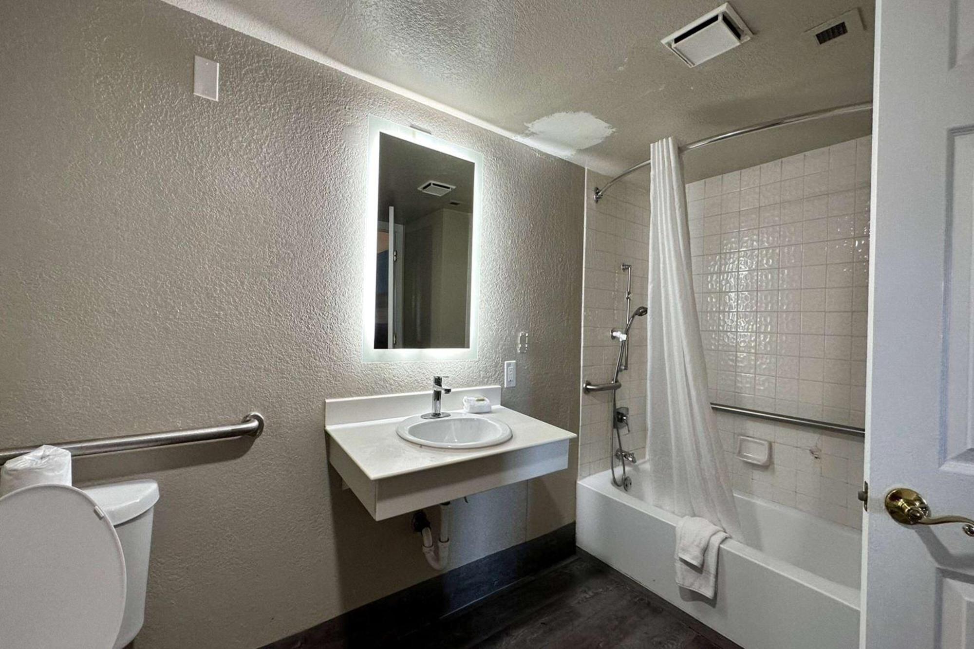 Days Inn By Wyndham San Diego Vista Luaran gambar